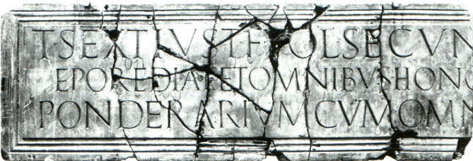 epigrafe del ponderario offerto da Titus Sextius